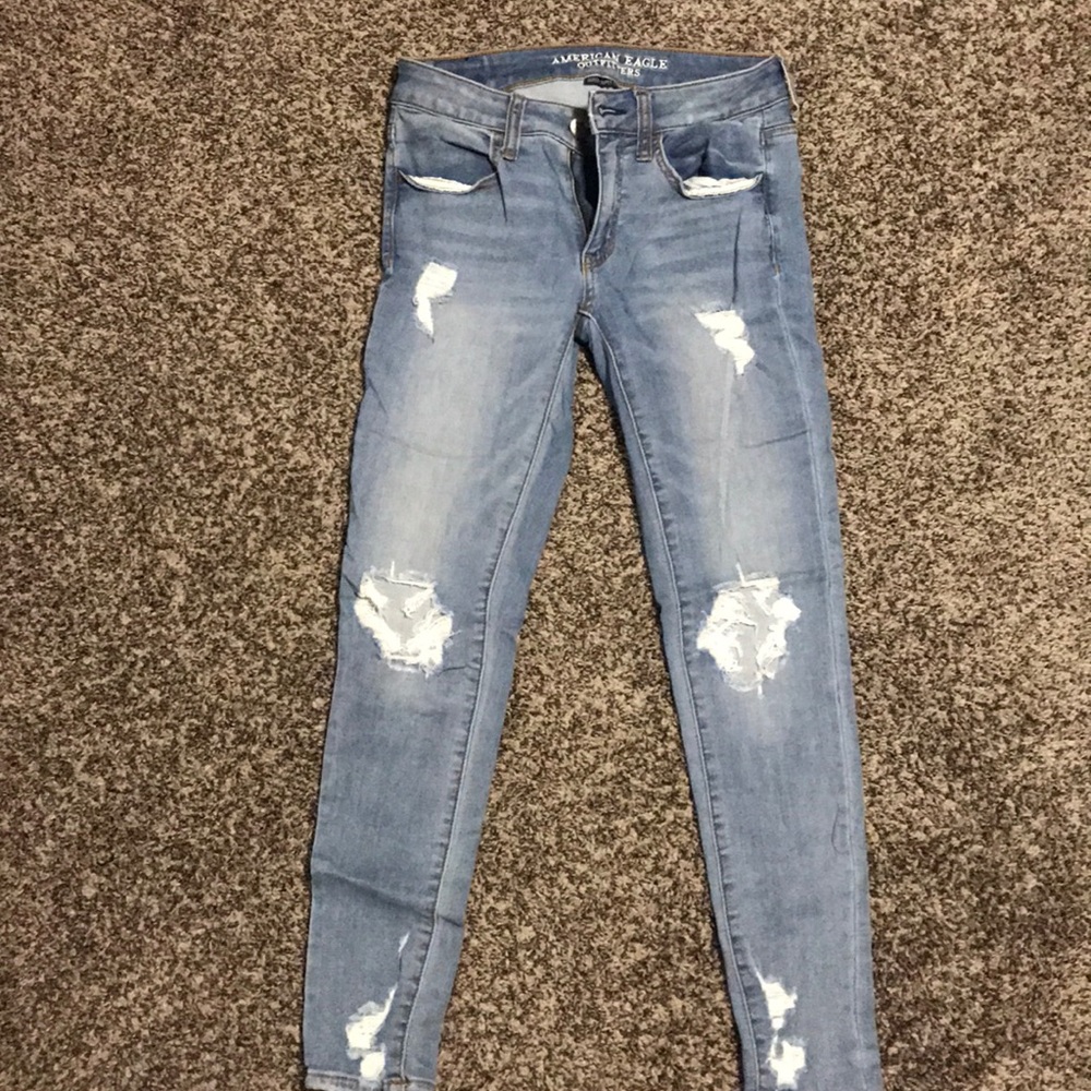 Light distress skinny jeans